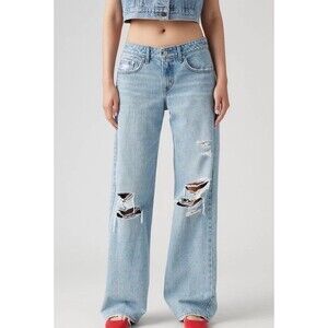 NWT Levi’s Low Loose Straight Legs Jeans Light Wash Size 31/32